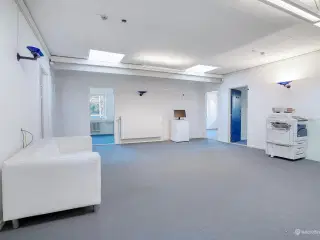 Flotte lejemål med gode anvendelsesmuligheder samt en fantastik beliggenhed i det eftertragtede erhvervsområde Mørkhøj.