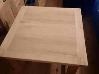 Egetræs sofabord sælges.