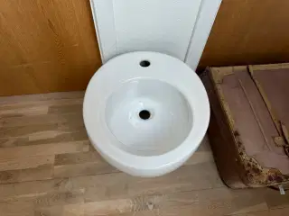 Toilet og håndvask til badeværelset