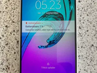 Samsung A3 mobiltelefon