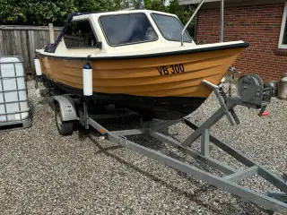 Kabine båd med trailer