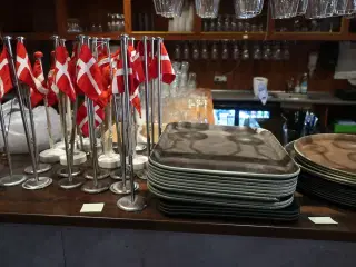 Bordflag og serveringsbakker