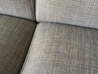 Retro sofa i teak og lyst gråt stof