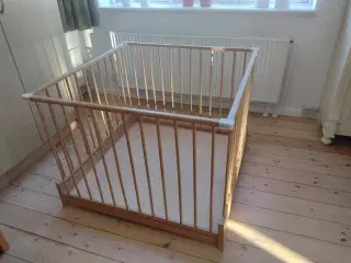 Kravlegård i lyst bøgetræ