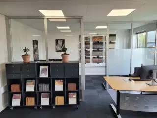 Glas skillevægge med dørparti