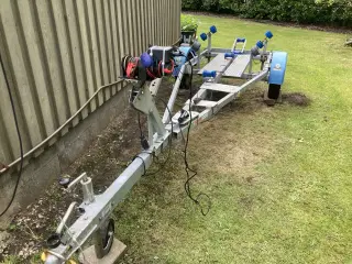 750 Kg Neptun bådtrailer med el-spil, gangbro