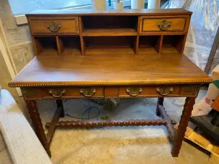 Antik skrivebord og stol med messingudsmykning