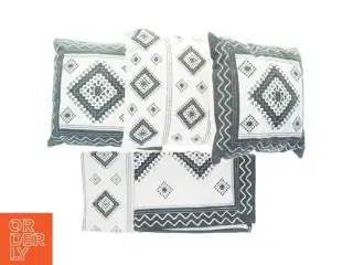 Tæpper/løber (2 stk) og pyntepuder (3 stk), måler hhv 93 x 61 og 45 x 45 cm