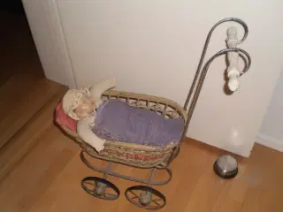 BUD ?Antik dukkevogn 1910 m/dyner, puder og dukke.