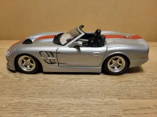 Modelbil. Shelby Series 1 (1999). Skala 1/18.