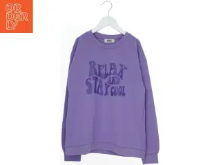 Lilla sweatshirt med tekst fra Mono (str. 152)