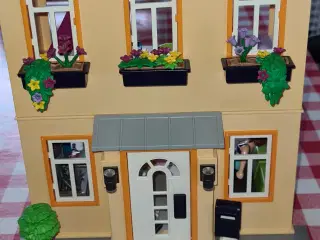 Playmobil hus, med mange dele.