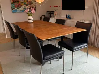 Spisebord med 8 stole 