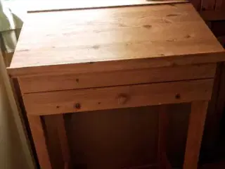 Skrivepult med pen og blæk