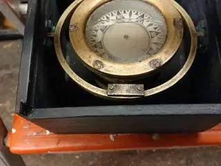 gammel kompas i trækasse