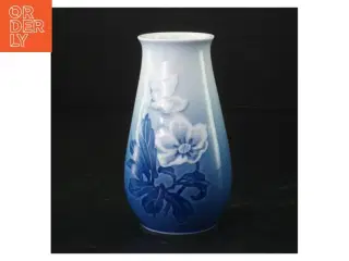 Blå og hvid juleroseporcelænsvase fra B&G (str. H 13,5 cm)