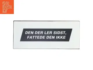 Metalskilt med tekst fra La Finesse (str. 30,5x13 cm)