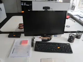Computerskærm, dockingstation samt tastatur