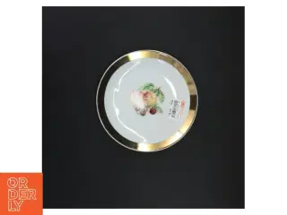 Porcelænstallerken med guldkant og frugtmotiv (str. 17 x 17 cm)