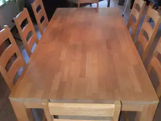 Spisebord i massiv egetræ 
