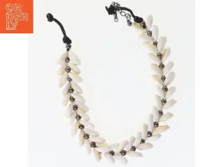 Perlehalskæde med skaller (str. 35 cm)