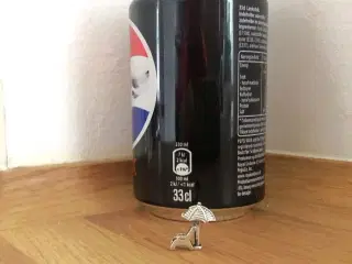 Lille figur med solstol og parasol