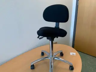 Sadel kontorstol i sort uld stof
