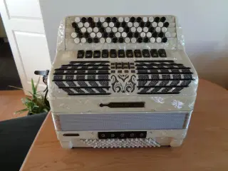 Bugari knapharmonika med Midi