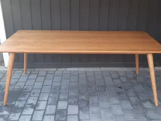 Spisebord i vietnamesisk træsort sælges  