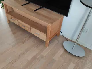 Tv bord i egetræ 