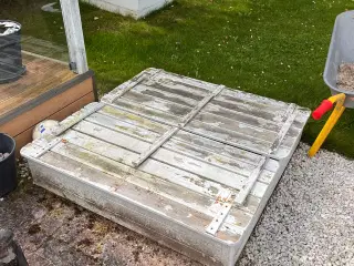 Brugt sandkasse inkl. sand