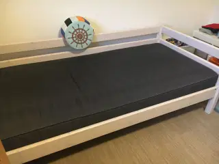 FLEXA seng med lamelbund og madras