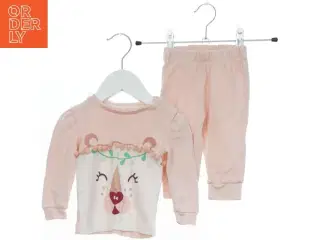 Sæt med top og bukser fra Fisher-Price (str. 68)