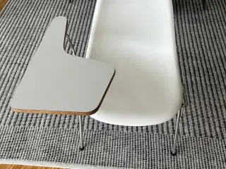 Eames stol med bord