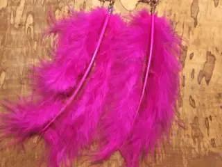 Ørestikker med fjer