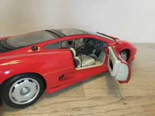 Modelbil: JAGUAR XJ220 1992.  Skala 1/18.