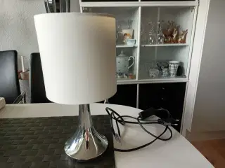Flot Sølvlampe med hvid skærm