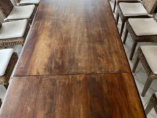 Spisebord mørk træ