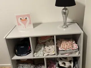 Pæn og velholdt kommode/reol/ puslebord i grå