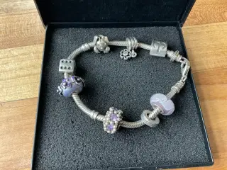 Smukt Pandora sølvarmbånd med 8 charms 