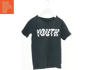 T-shirt med teksten &#39;Youth&#39; fra Coop (str. 134)