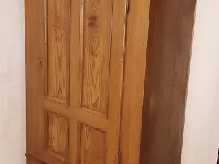 Egetræs malet karlekammerskab.