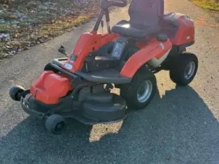 Husqvarna  R 214T AWD med 103 cm klippebredde