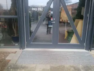 Glasskab med lys købes