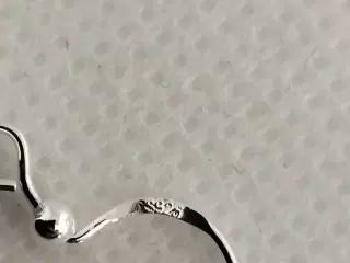 Elegante øreringe med en smuk perle