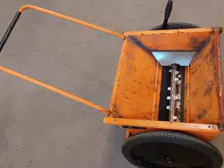 Sand/salt spreder