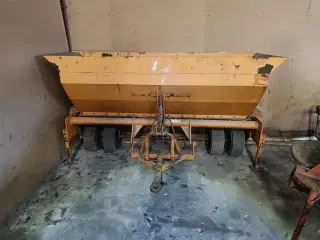 - - - Sandudlægger 2 meter