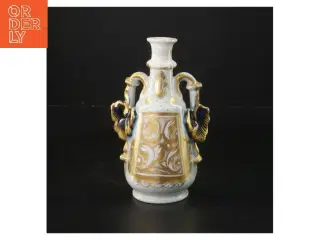 Porcelænsvase med udsmykning (str. 16 cm)