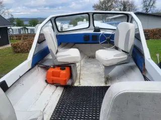 Båd med udenbords motor