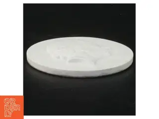 Hvid porcelænsplatte med relief af H.C.Andersen fra Royal Copenhagen (str. Ø 10,5 cm)